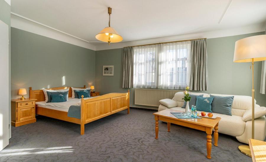 Hotel Ross Zwoenitz Bagian luar foto