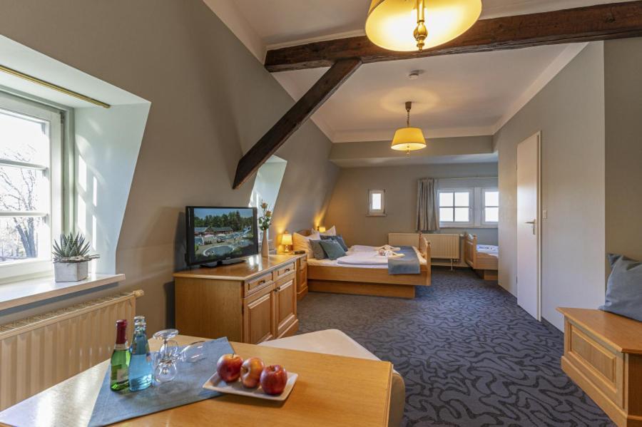 Hotel Ross Zwoenitz Bagian luar foto